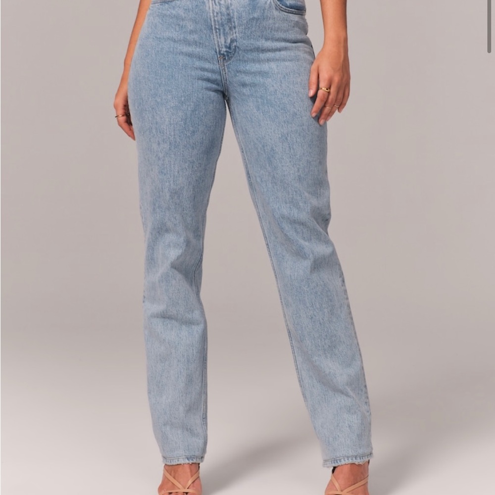 Abercrombie & Fitch 90’s Straight Ultra High Rise Jeans size 4R, Light Wash